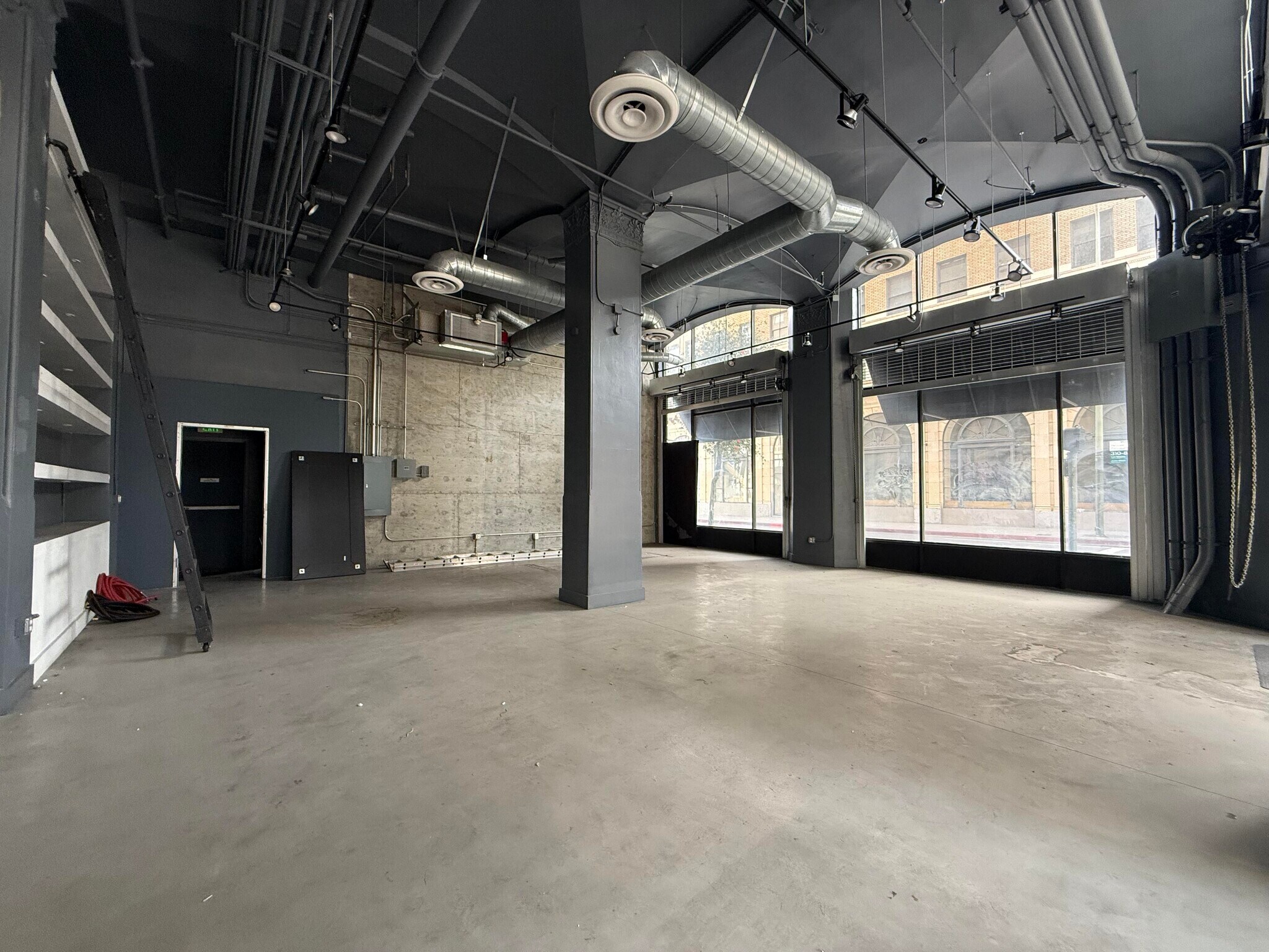 758 S Spring St, Los Angeles, CA à louer Photo principale– Image 1 sur 22