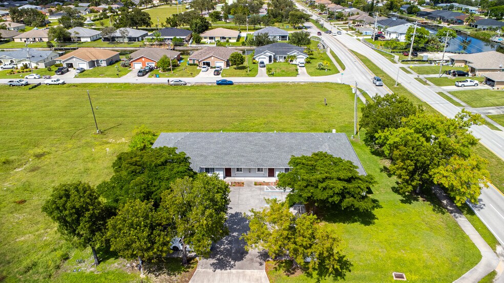 717 SE 8th St, Cape Coral, FL à vendre - Photo principale – Image 1 sur 17