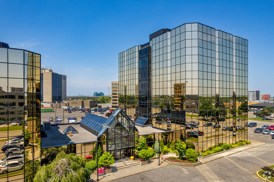1 Av Holiday, Pointe-claire, QC à louer - Photo de l’immeuble – Image 2 sur 5