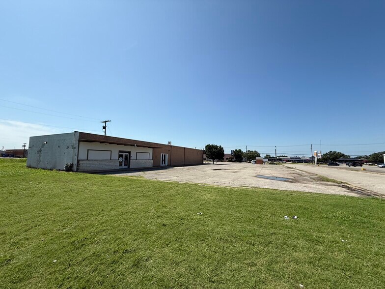 325 Pipeline Rd, Bedford, TX à vendre - Photo de l’immeuble – Image 2 sur 18