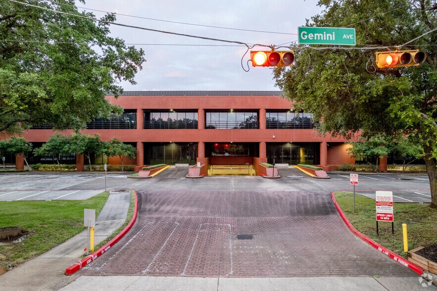 600 Gemini St, Houston, TX à louer - Photo de l’immeuble – Image 3 sur 26
