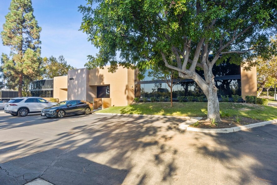 23275 South Pointe Dr, Laguna Hills, CA à vendre - Photo de l’immeuble – Image 3 sur 26