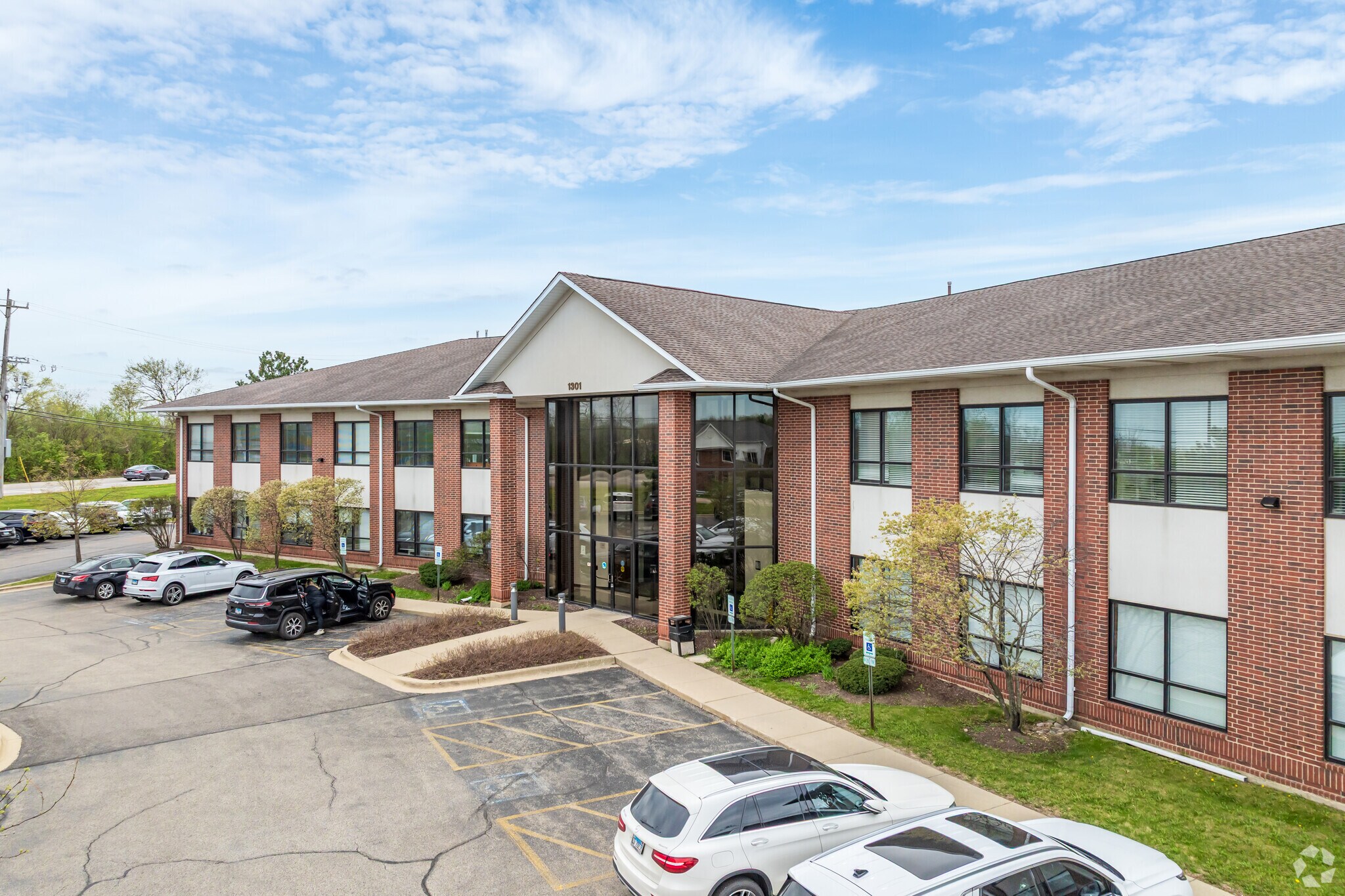 1301 Pyott Rd, Lake In The Hills, IL à louer Photo principale– Image 1 sur 7