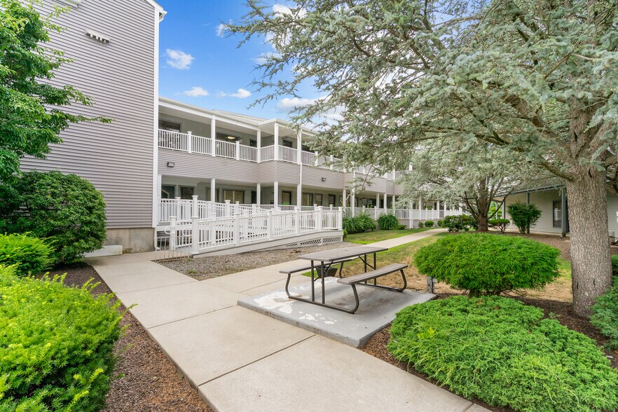 1050 Main St, East Greenwich, RI à vendre - Photo de l’immeuble – Image 3 sur 27