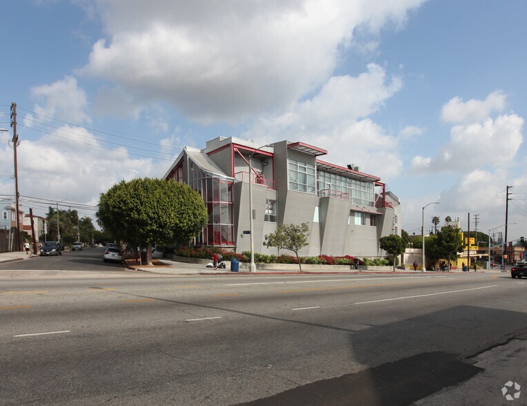 4975 W Pico Blvd, Los Angeles, CA à louer - Photo de l’immeuble – Image 3 sur 4