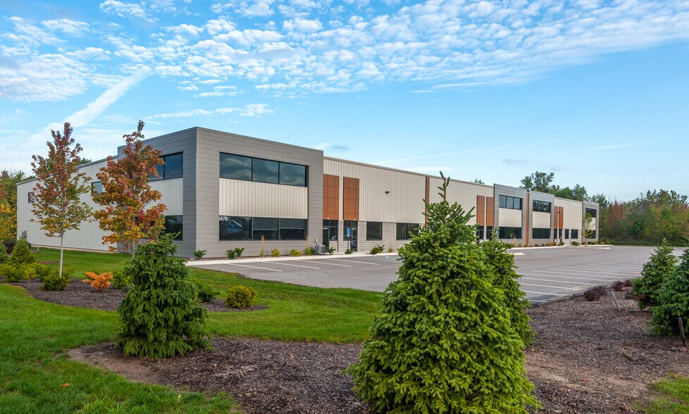 5575 Kraft Ave SE, Grand Rapids, MI à louer - Photo de l’immeuble – Image 2 sur 8
