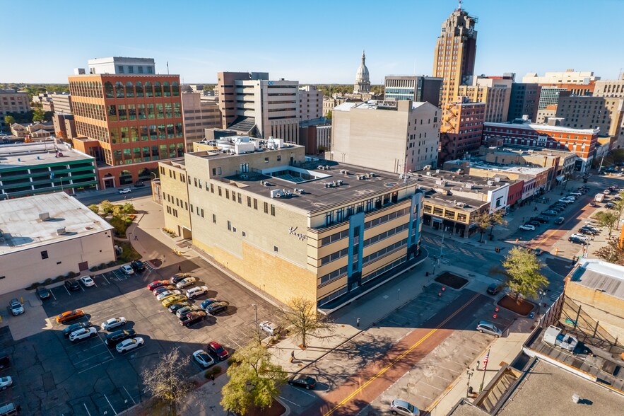 300 S Washington Sq, Lansing, MI à louer - Photo de l’immeuble – Image 3 sur 18