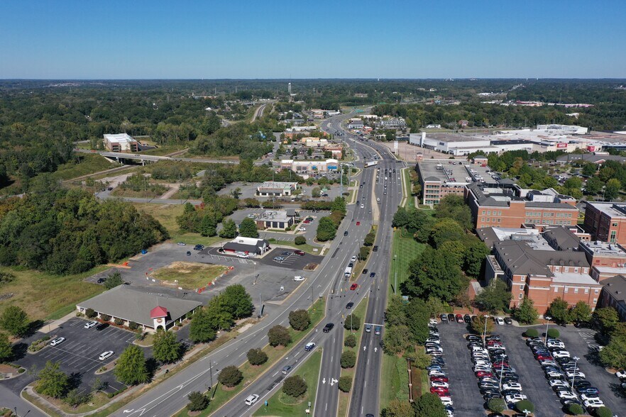 1343 Concord Pky, Concord, NC à louer - Photo de l’immeuble – Image 3 sur 8