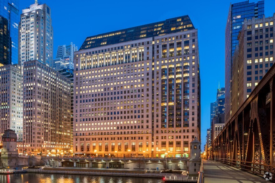 222 N LaSalle St, Chicago, IL à louer - Photo de l’immeuble – Image 2 sur 7