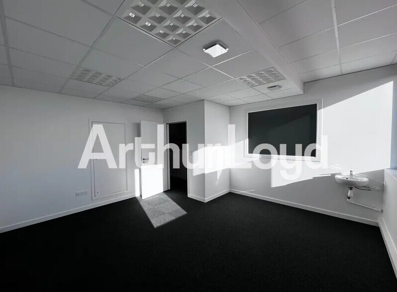 Bureau dans Épron à louer - Photo de l’immeuble – Image 2 sur 3