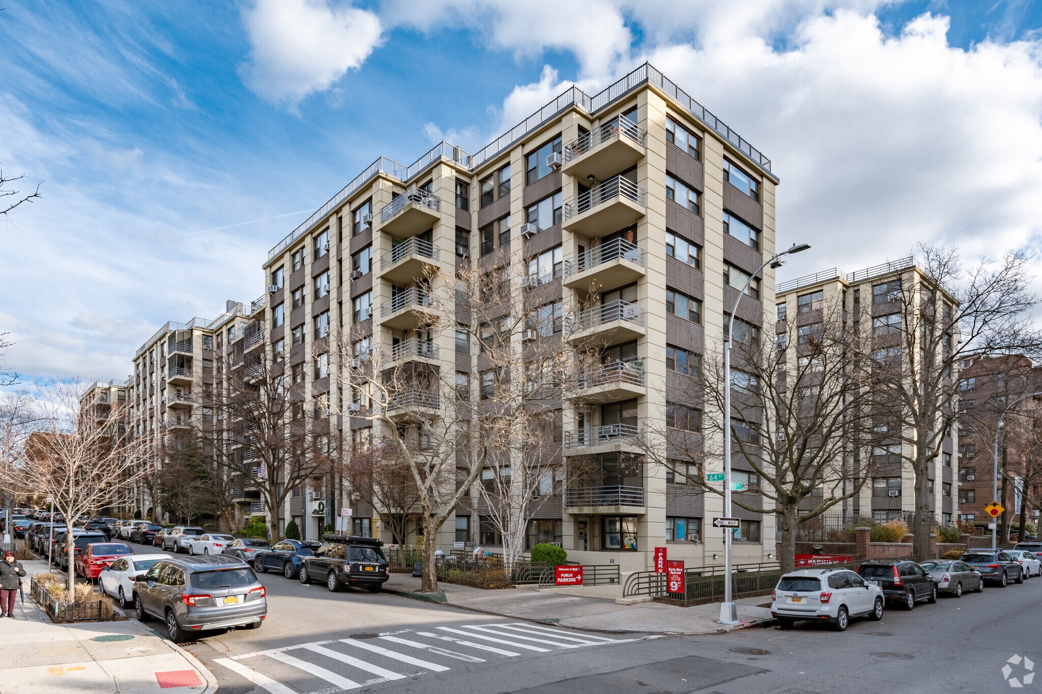 98-19 64th Ave, Rego Park, NY à louer Photo de l’immeuble– Image 1 sur 6