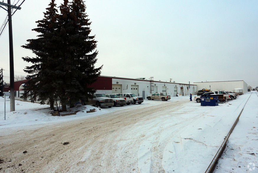11613 145th St NW, Edmonton, AB à louer - Photo de l’immeuble – Image 2 sur 4