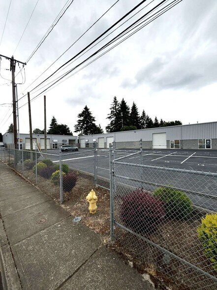 1414 SE 18th Ave, Hillsboro, OR à louer - Photo de l’immeuble – Image 3 sur 14