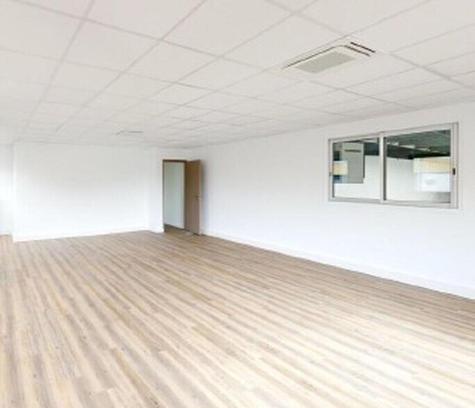 Local d’activités dans Cergy à louer - Photo de l’immeuble – Image 3 sur 6