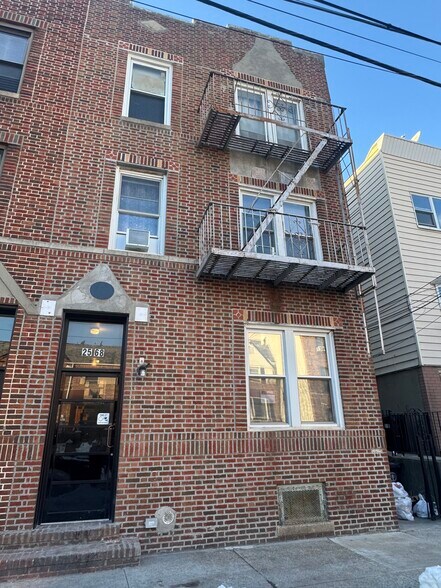 25-68 43rd St, Long Island City, NY à vendre - Photo de l’immeuble – Image 2 sur 8