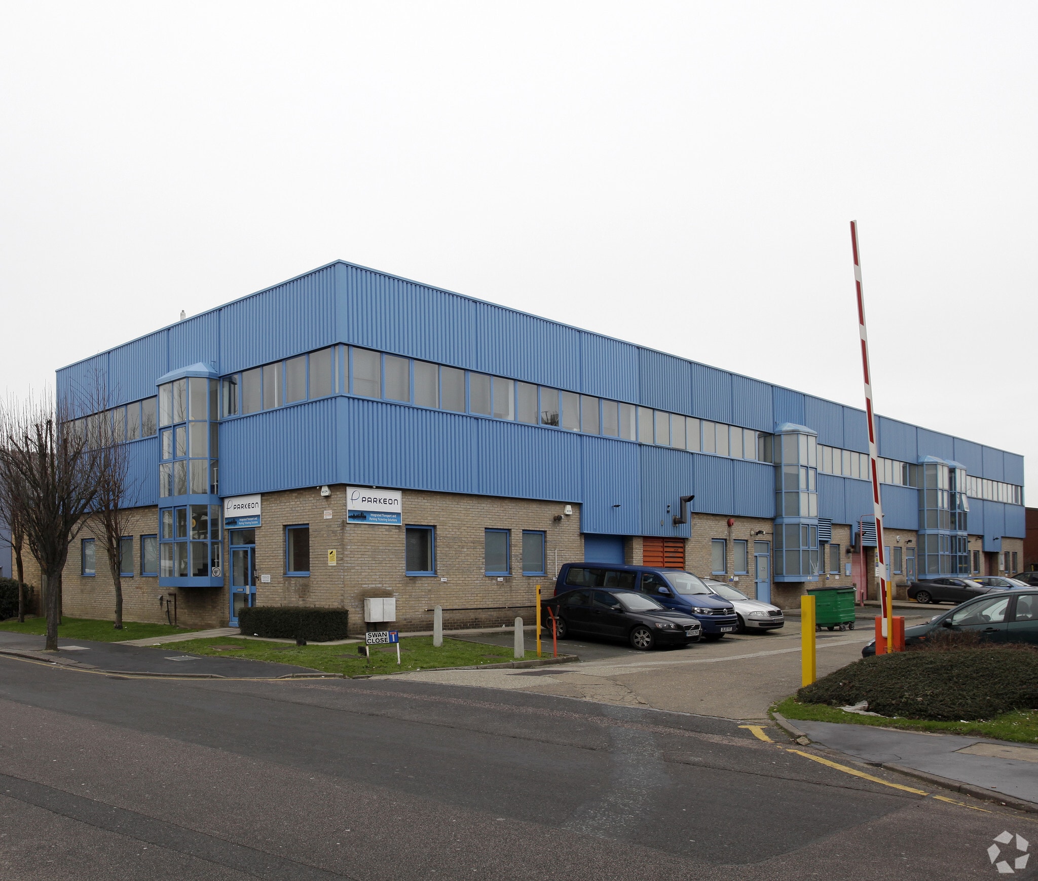1-4 Swan Close, Croydon à louer Photo principale– Image 1 sur 4