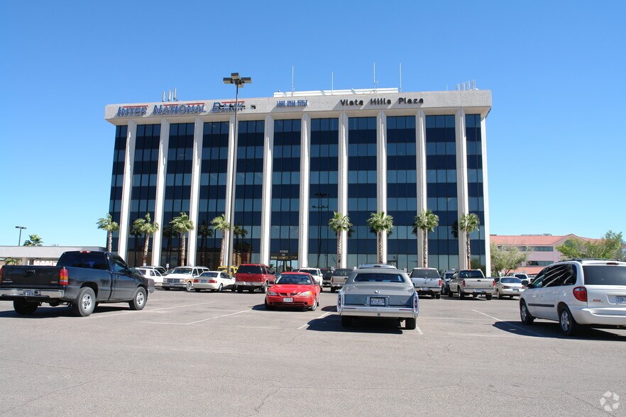 1790 N Lee Trevino Dr, El Paso, TX à louer - Photo de l’immeuble – Image 3 sur 10