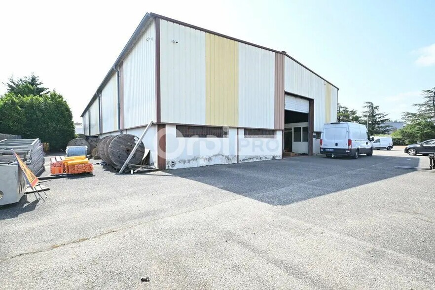 Local d'activités dans Chassieu à vendre - Photo de l’immeuble – Image 1 sur 12