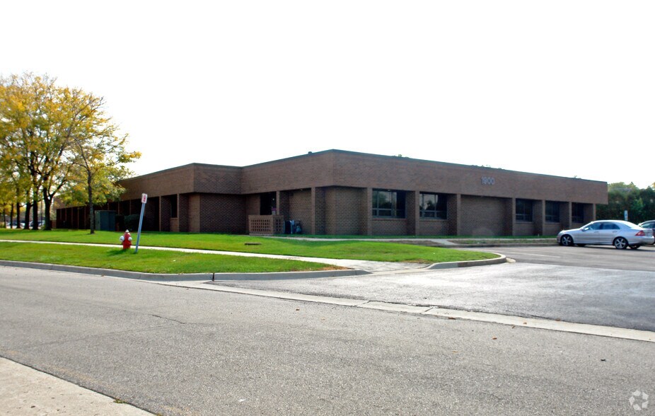 100 Hillcrest Blvd, Schaumburg, IL à louer - Photo principale – Image 1 sur 7
