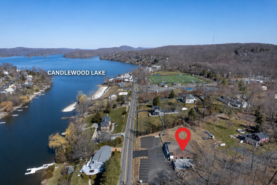 439 Candlewood Lake Rd, Brookfield, CT à vendre - Photo de l’immeuble – Image 1 sur 17