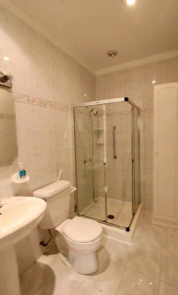 718 Lorimer St, Brooklyn, NY à vendre - Photo de l’immeuble – Image 3 sur 10