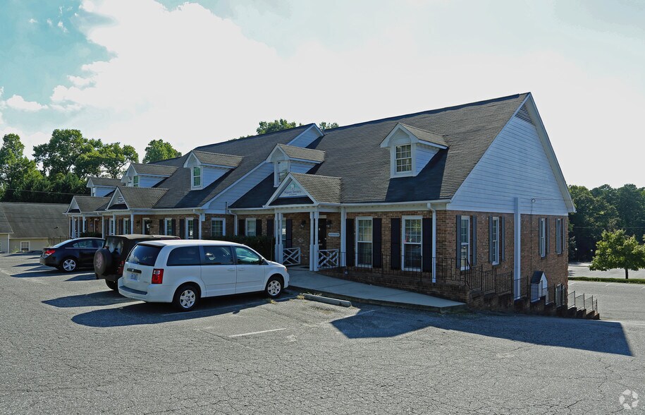 825 Majestic Ct, Gastonia, NC à louer - Photo de l’immeuble – Image 2 sur 34
