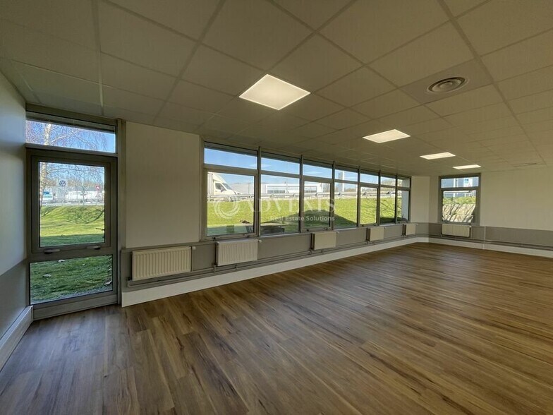 Bureau dans Roissy-en-France à louer - Photo intérieure – Image 3 sur 9
