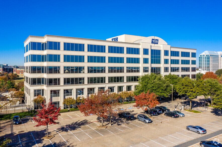 11701 Luna Rd, Farmers Branch, TX à louer - Photo de l’immeuble – Image 1 sur 9