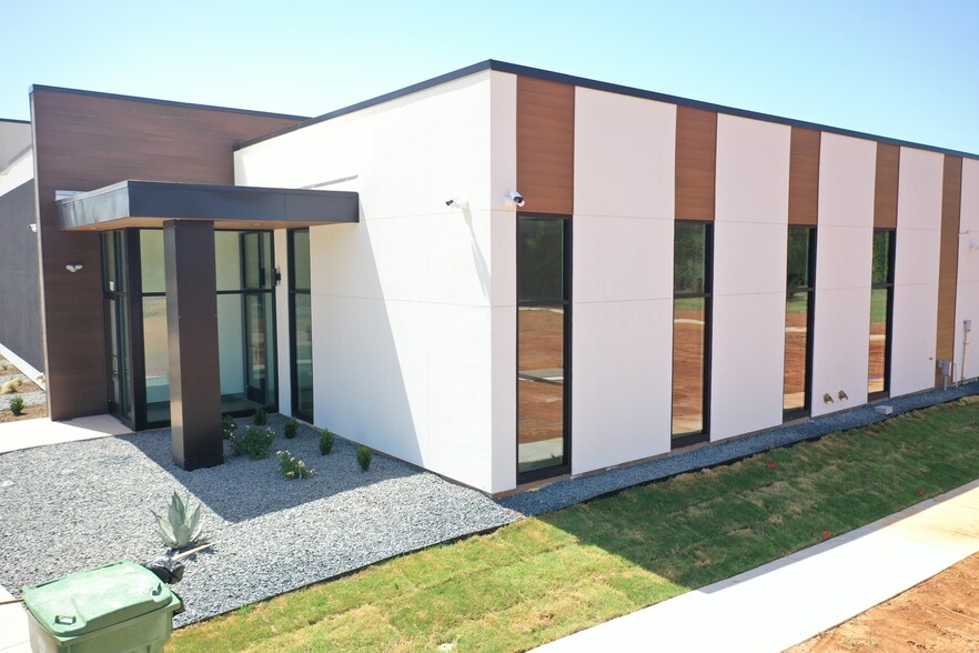 113 Barnett Dr, Highland Village, TX à louer - Photo de l’immeuble – Image 2 sur 10