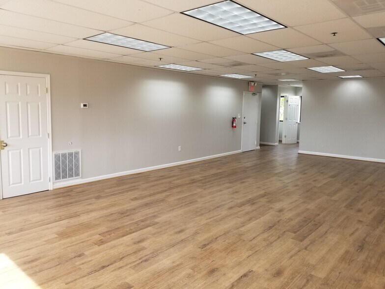 4925-4949 Beech Rd, Temple Hills, MD à louer - Photo de l’immeuble – Image 2 sur 9