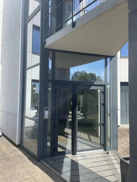 Bureau dans Écully à louer - Photo de l’immeuble – Image 2 sur 14