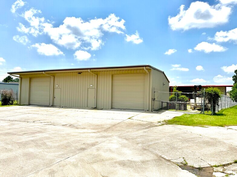 175 Circle Six Dr, Conroe, TX à louer - Photo de l’immeuble – Image 1 sur 8