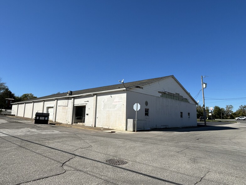 301 W Mulberry St, Salem, IN à vendre - Photo de l’immeuble – Image 2 sur 8