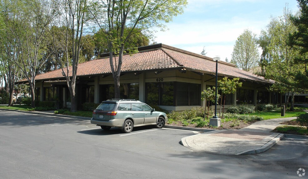 630 Hansen Way, Palo Alto, CA à louer - Photo de l’immeuble – Image 3 sur 4