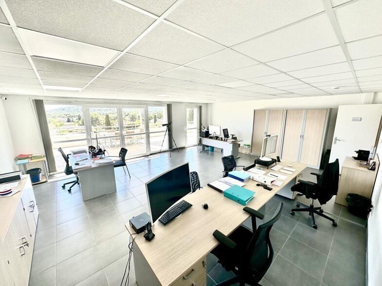 Bureau dans La Seyne-sur-Mer à vendre - Photo de l’immeuble – Image 1 sur 6