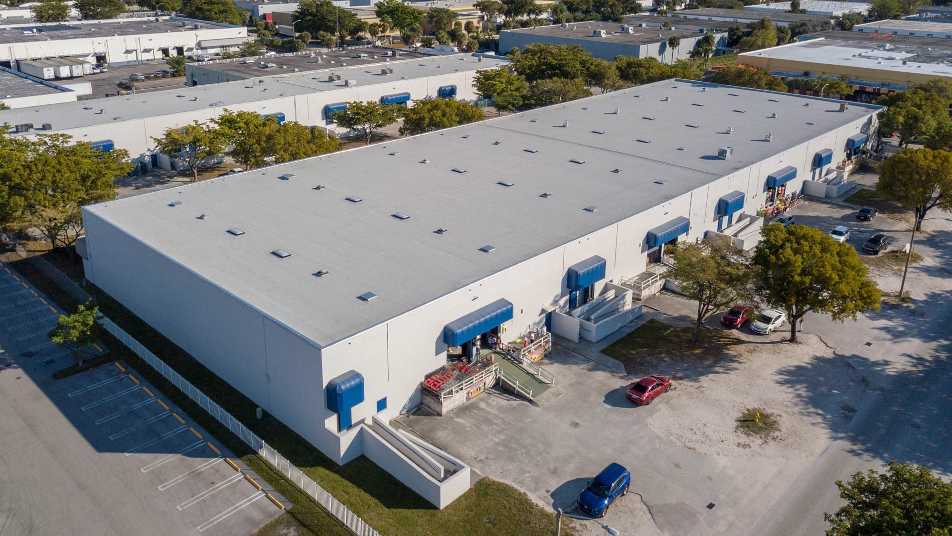 5401 NW 163rd St, Hialeah, FL à louer Photo de l’immeuble– Image 1 sur 4