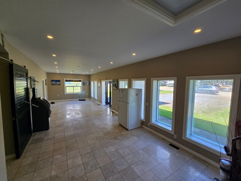 1041 Hwy 54, Innisfail, AB à vendre - Photo de l’immeuble – Image 3 sur 15