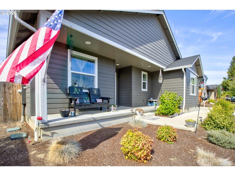 623 SE Garden Way Dr, Winston, OR à vendre - Photo de l’immeuble – Image 2 sur 7