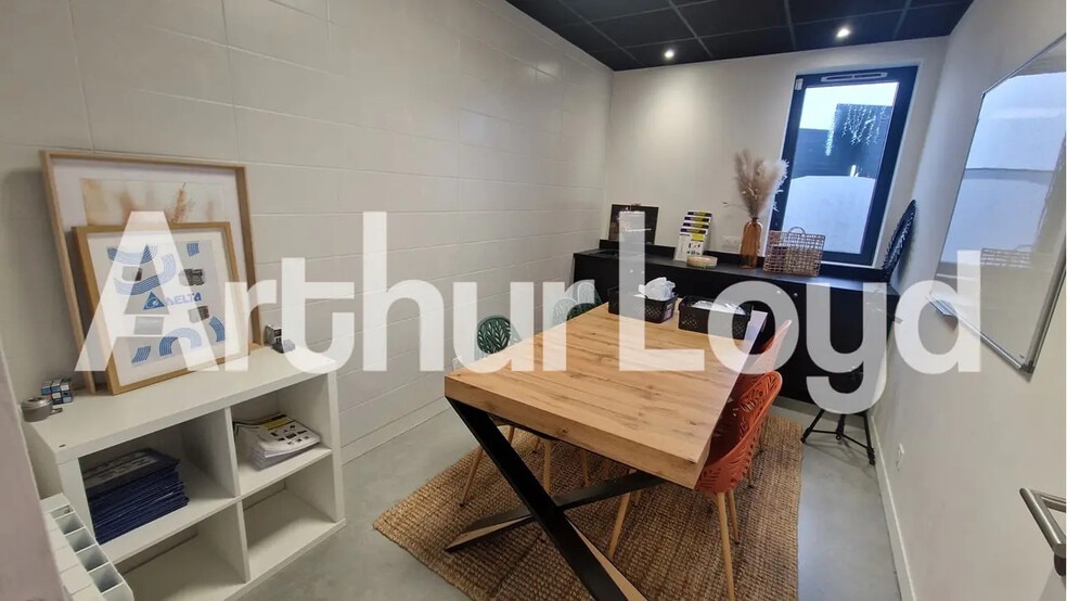 Local commercial dans Ifs à louer - Photo intérieure – Image 3 sur 4