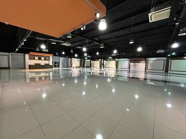 Plus de détails pour Local commercial à louer