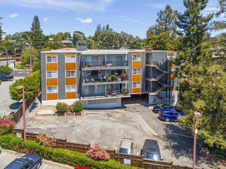 616 Canyon Rd, Redwood City, CA à vendre - Photo de l’immeuble – Image 2 sur 11