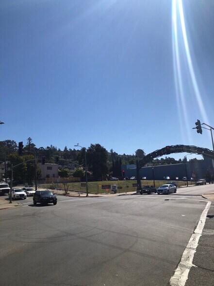 7300 MacArthur Blvd, Oakland, CA à vendre - Photo de l’immeuble – Image 2 sur 12