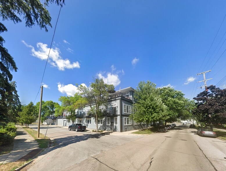 600 7th St NW, Grand Rapids, MI à vendre - Photo de l’immeuble – Image 1 sur 2