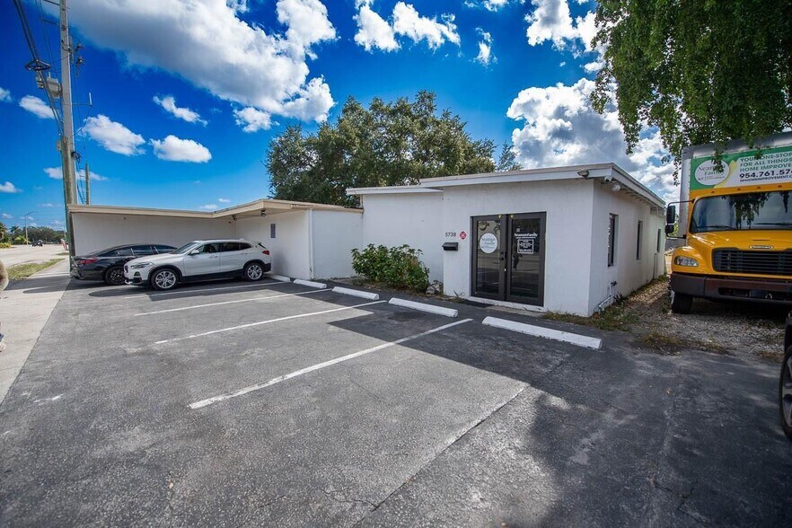 5738 Hallandale Beach Blvd, West Park, FL à vendre - Photo de l’immeuble – Image 2 sur 18