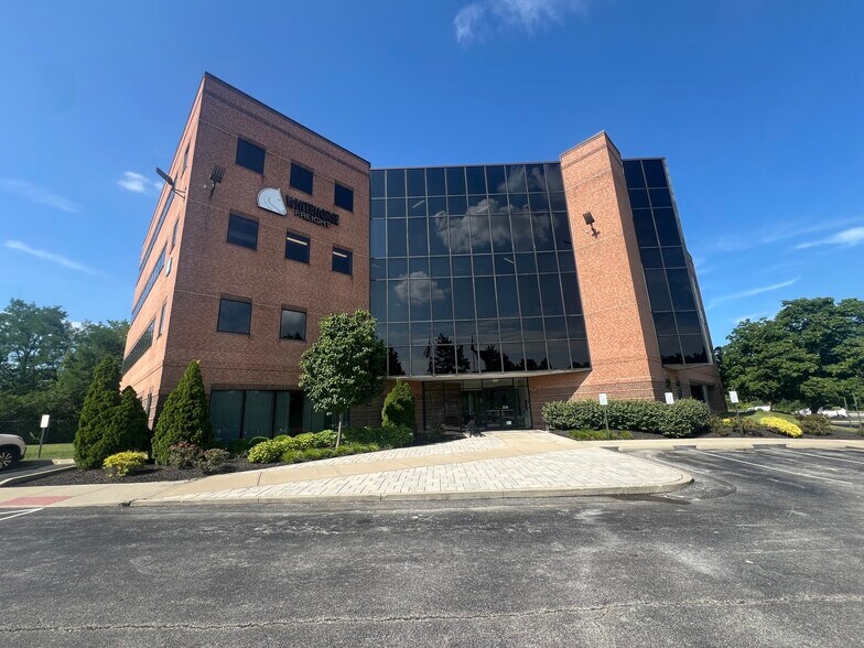 2670 Chancellor Dr, Crestview Hills, KY à louer - Photo de l’immeuble – Image 1 sur 29