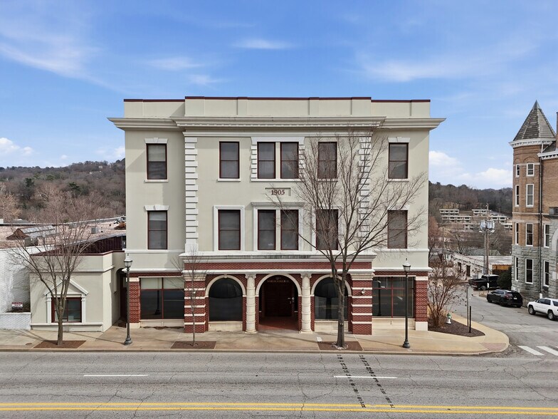 2 N College Ave, Fayetteville, AR à louer - Photo de l’immeuble – Image 3 sur 18