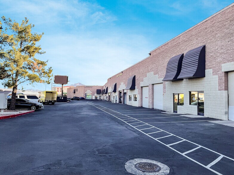 1000 N Stephanie Pl, Henderson, NV à louer - Photo de l’immeuble – Image 1 sur 42