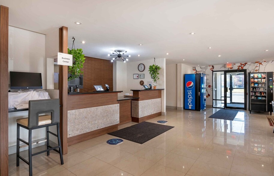 3185 S Dirksen Pkwy, Springfield, IL à vendre - Hall d’entrée – Image 3 sur 30