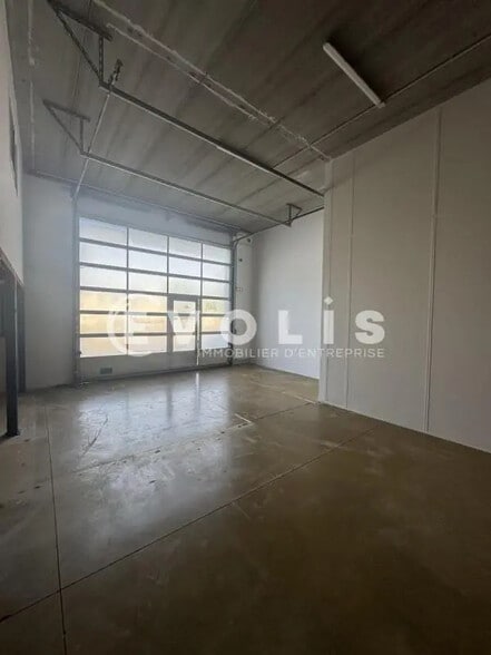 Local d'activités dans Villejust à vendre - Photo intérieure – Image 2 sur 8