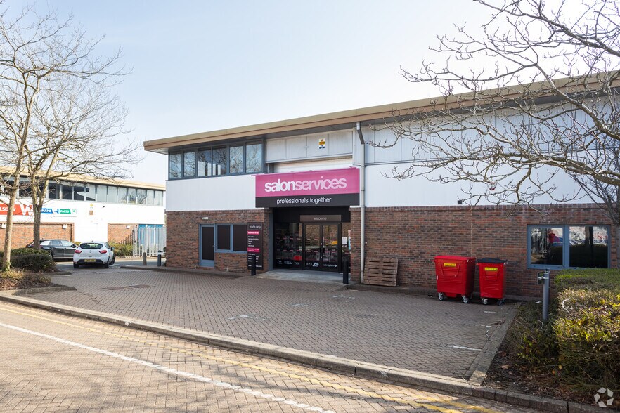 Bay Tree Ave, Leatherhead à louer - Photo de l’immeuble – Image 3 sur 3